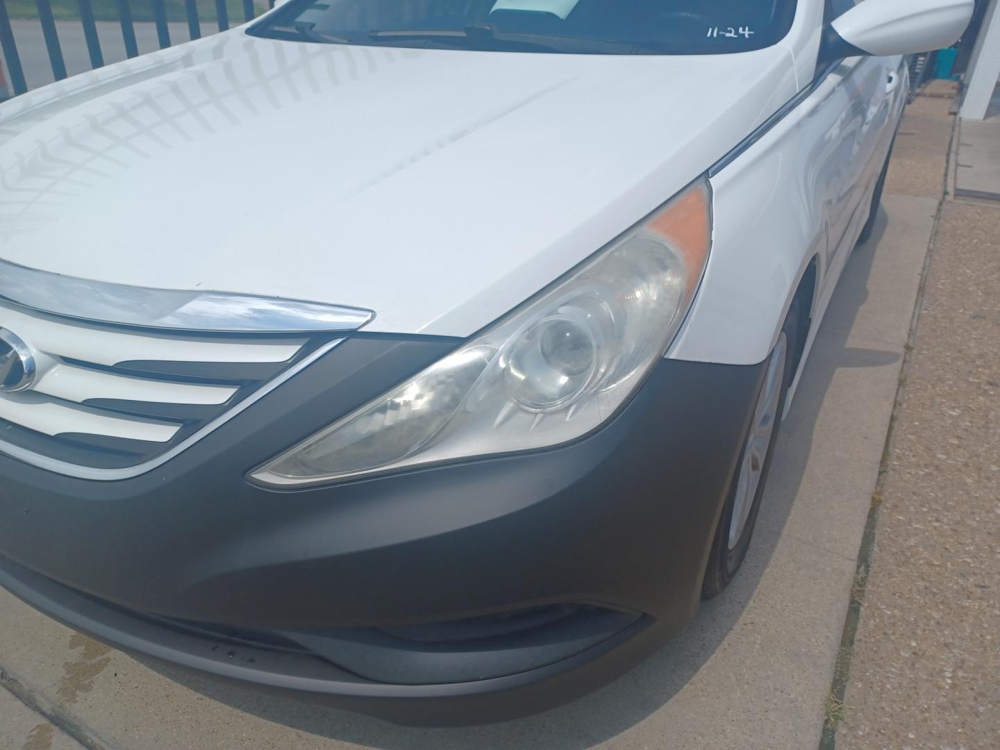 2014 WHITE /BLACK Hyundai Sonata GLS (5NPEB4AC8EH) with an 2.4L L4 DOHC 16V engine, 6-Speed Automatic transmission, located at 2001 E. Lancaster, Ft. Worth, 76103, (817) 336-7000, 32.746181, -97.301018 - Photo#4